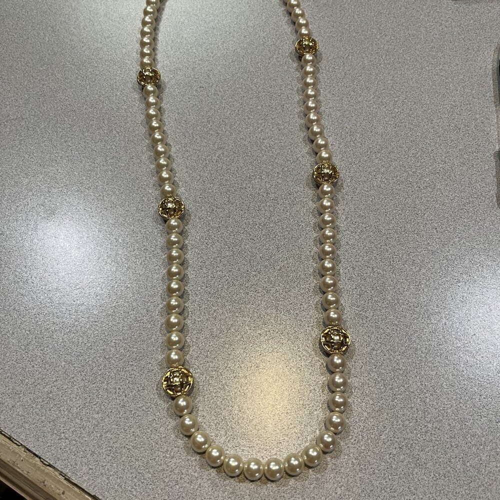 Beautiful Women's costume pearl necklace